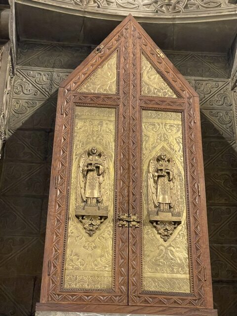 Retablo del altar mayor de San Isidro en Dueñas con detalles dorados y figuras