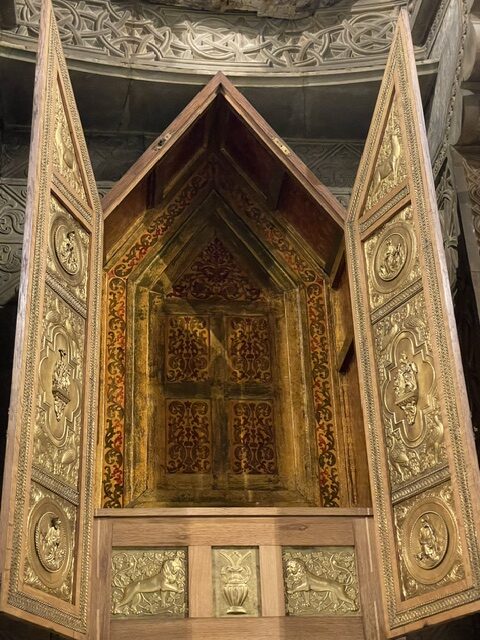 Retablo del altar mayor de San Isidro en Dueñas con detalles dorados