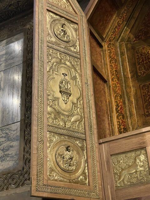 Detalle del retablo del altar mayor en San Isidro de Dueñas