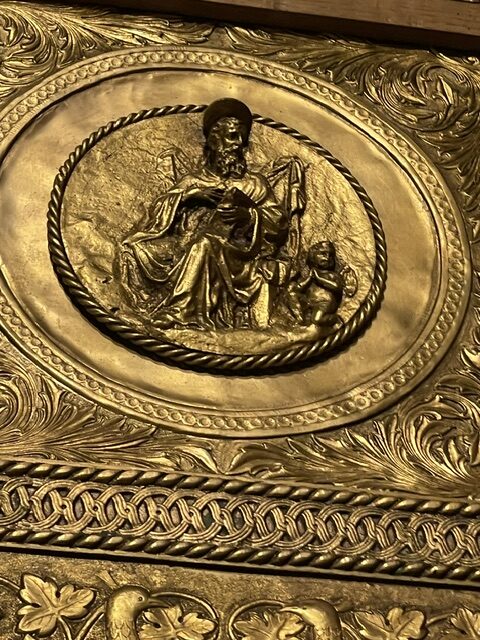 Relieve dorado del retablo de la Asunción en la Trapa