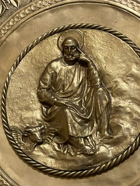 Relieve dorado del retablo mayor en la iglesia de San Isidro de Dueñas