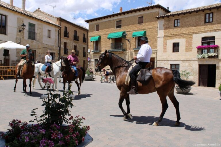 Jinetes montando a caballo en la plaza de Astudillo durante el aniversario