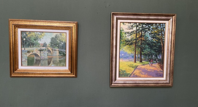 Dos pinturas enmarcadas de José María Paniagua en una exposición