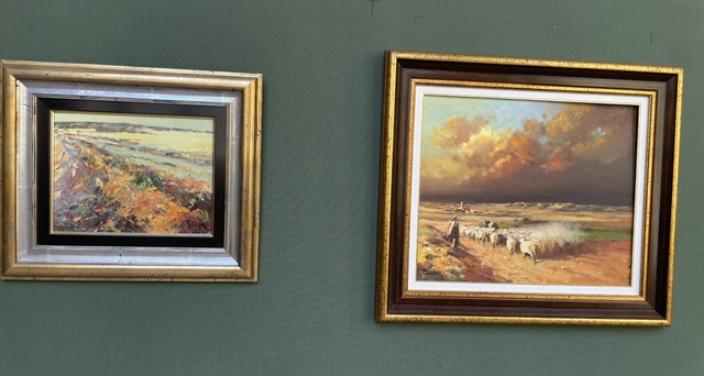 Dos pinturas enmarcadas de José María Paniagua en una exposición