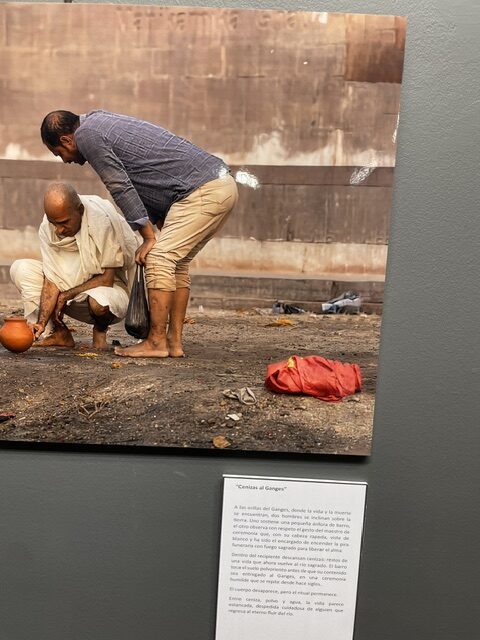 Fotografía de dos hombres interactuando cerca del río Ganges en Bharat.