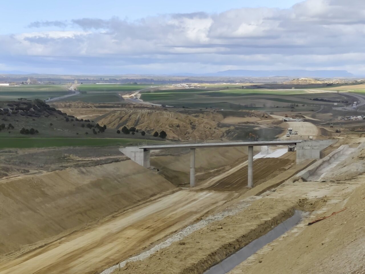 Vista del tramo en construcción entre Palencia y Amusco con maquinaria y terrenos en movimiento.