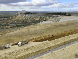 Obras en el tramo Palencia Norte-Amusco con maquinaria y paisaje de fondo