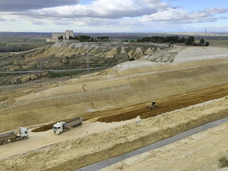 Obras en el tramo Palencia Norte-Amusco con maquinaria y paisaje de fondo