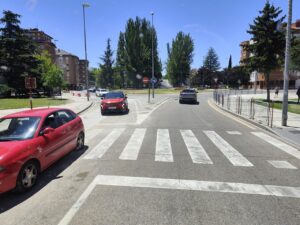 Vista de la avenida de Cuba en Palencia con tráfico y señalización