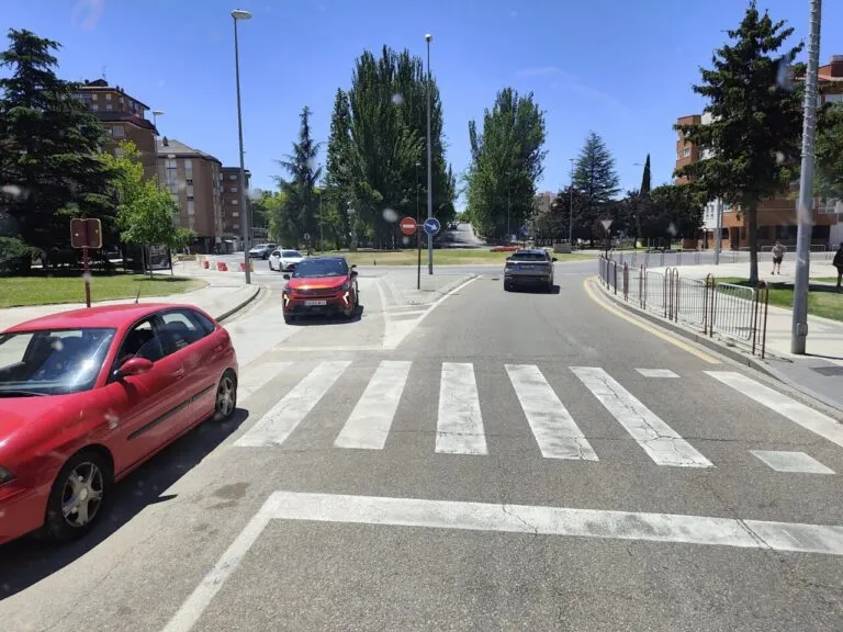 Vista de la avenida de Cuba en Palencia con tráfico y señalización