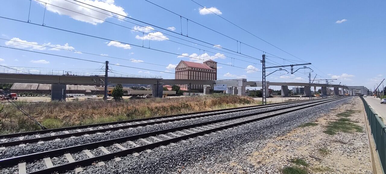 Vista del viaducto en construcción junto a las vías del tren en Palencia