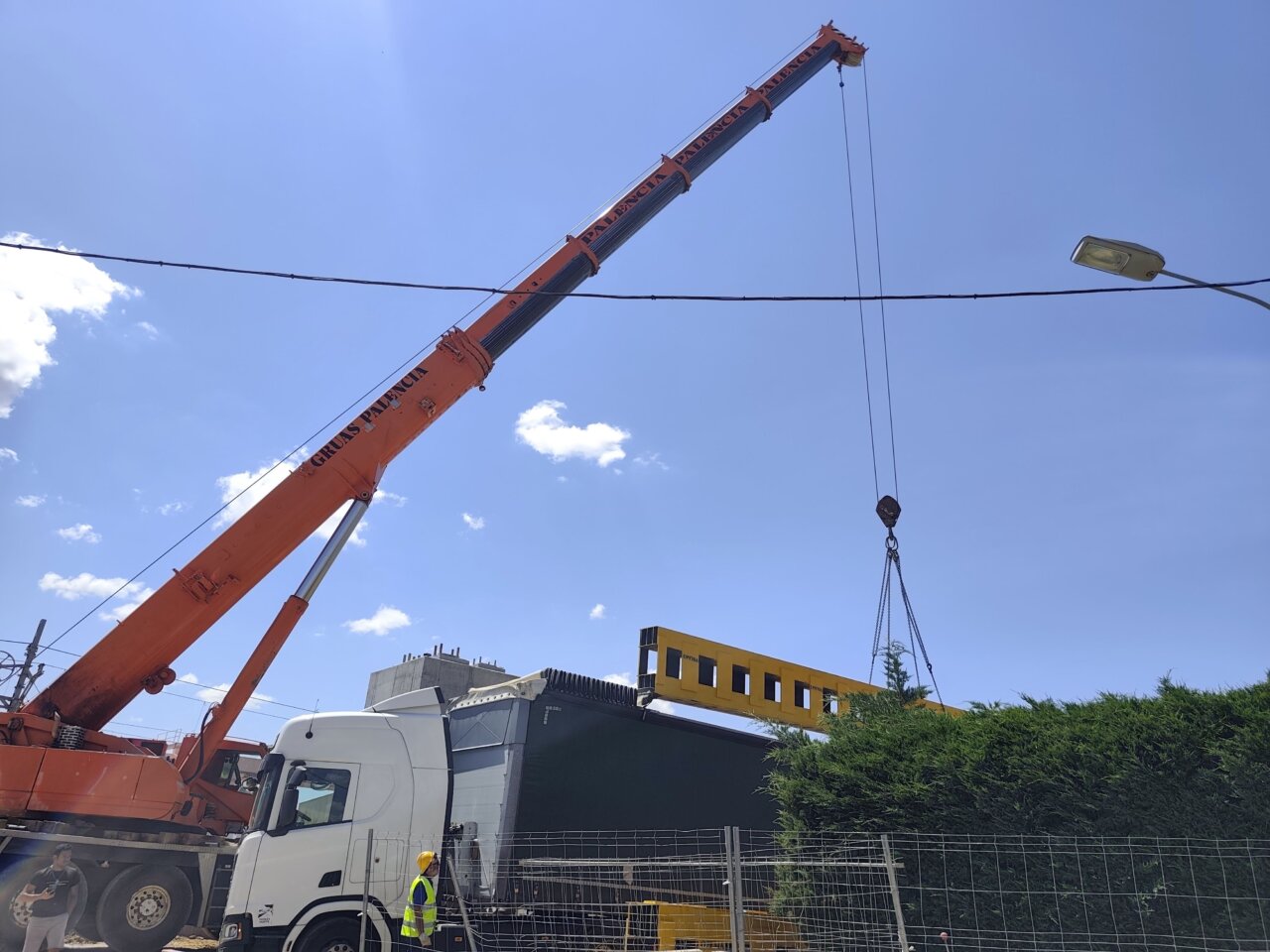 Grúa levantando vigas en la construcción del viaducto en Palencia