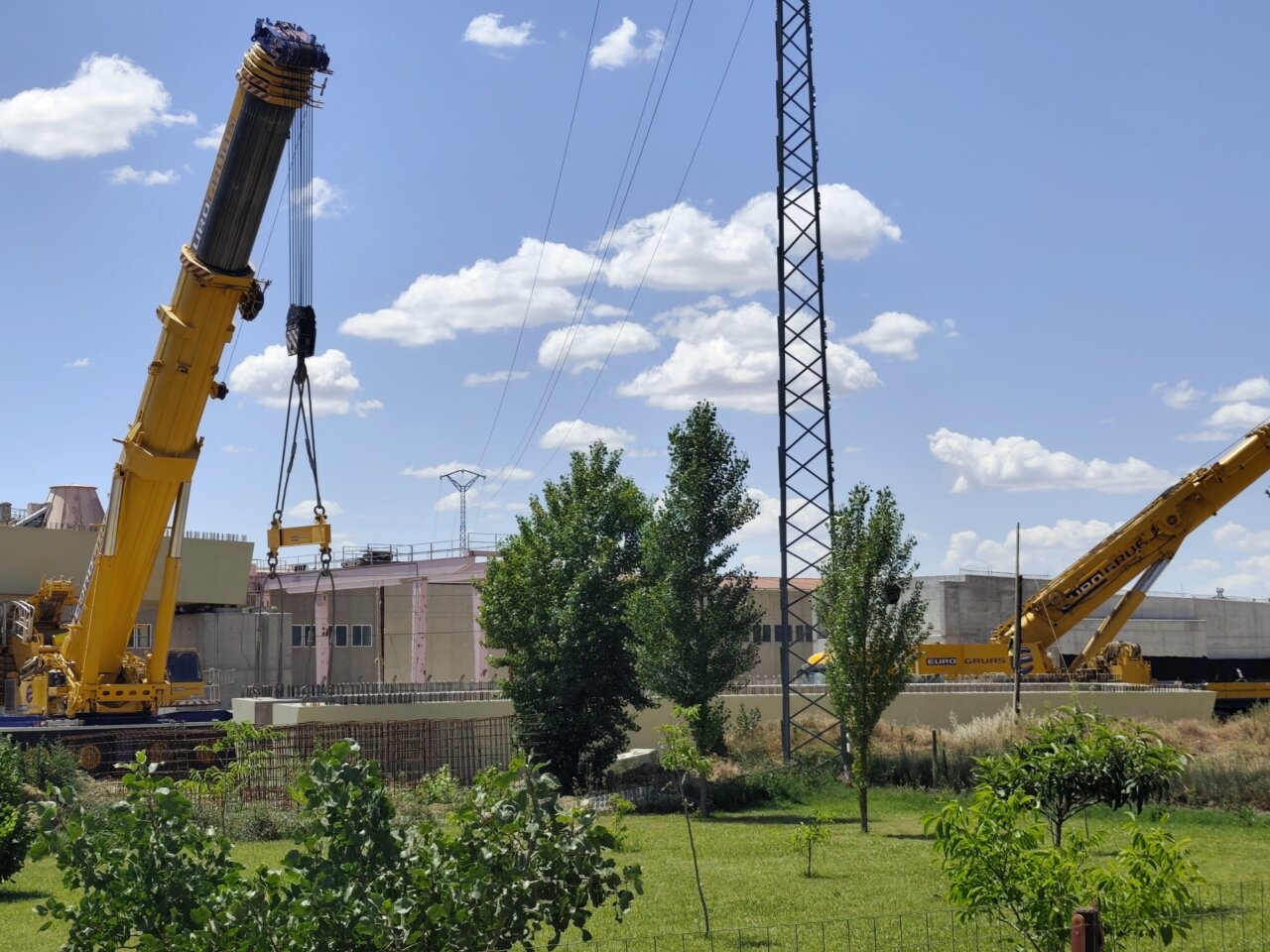 Grúas en la construcción del viaducto en Palencia