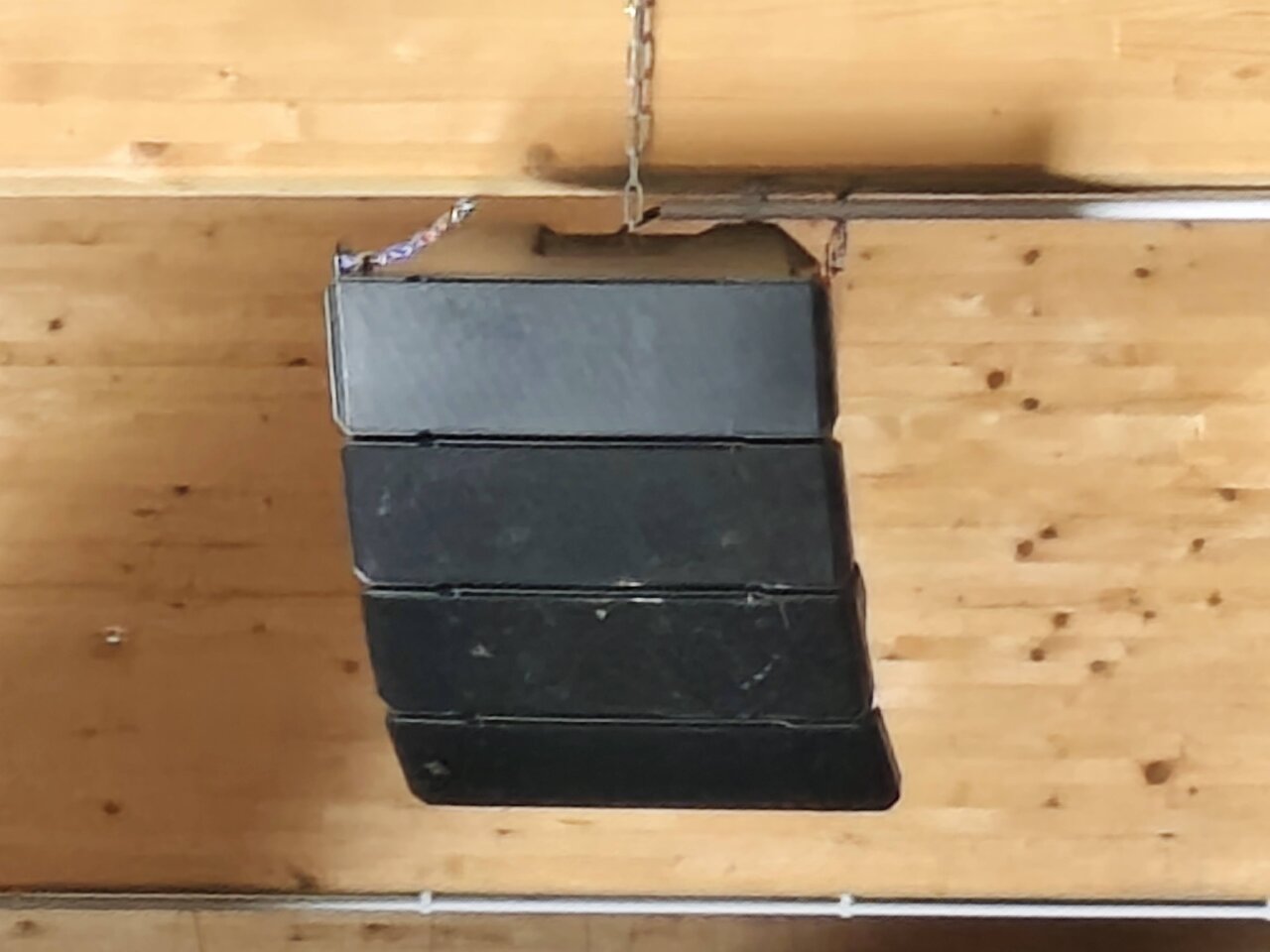 Altavoces colgados en el techo del Pabellón Municipal de Palencia