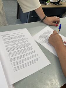 Persona firmando documentos para el nuevo colegio de Dueñas