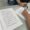 Persona firmando documentos para el nuevo colegio de Dueñas