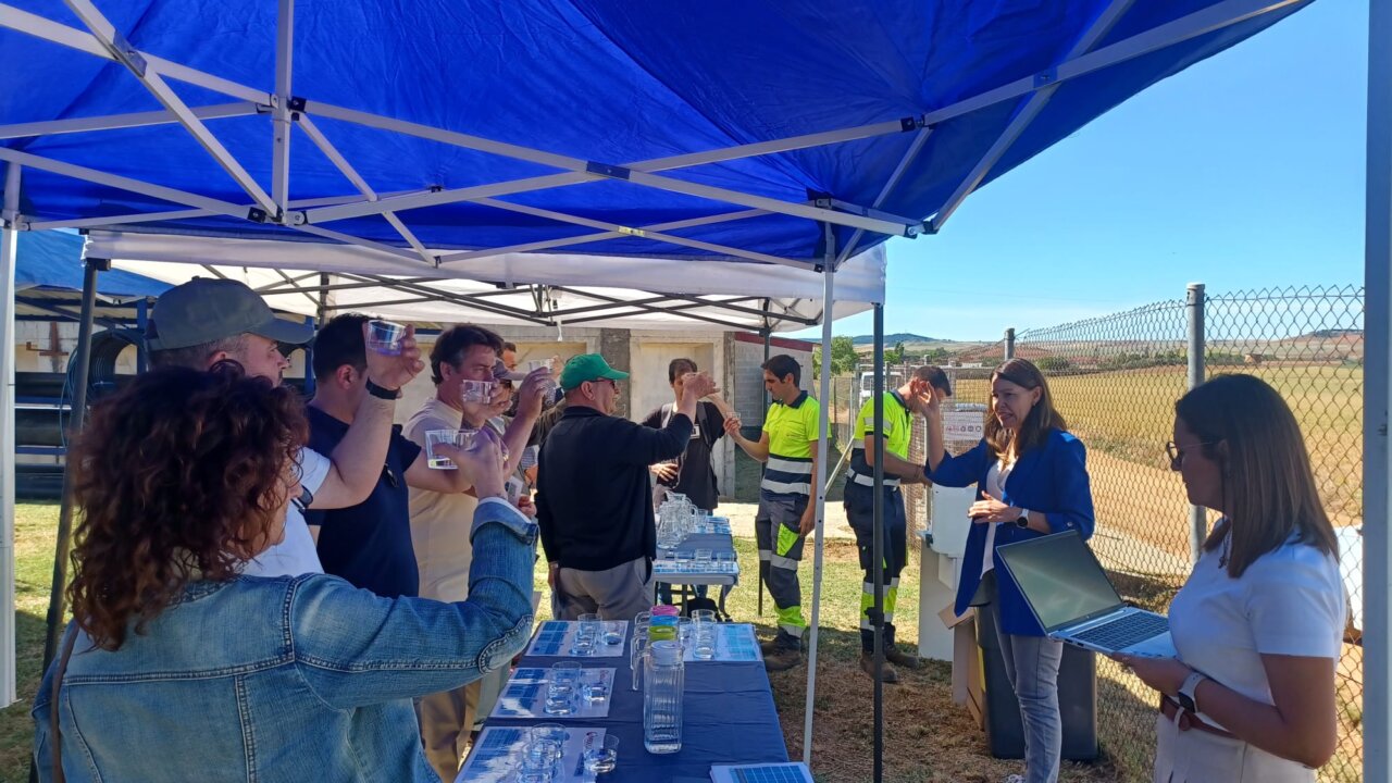 Personas participando en una cata de agua en Herrera de Pisuerga