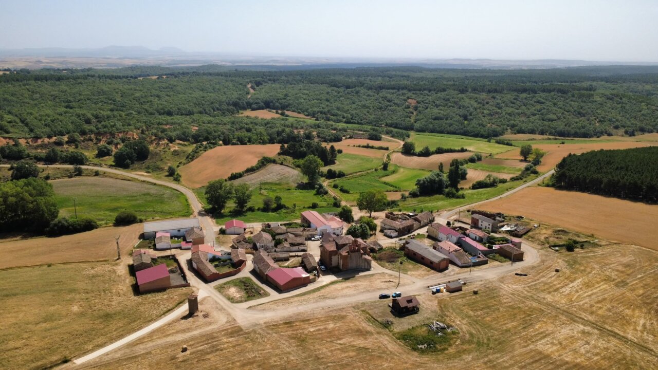 Vista aérea de la localidad de Cembrero durante la marcha solidaria