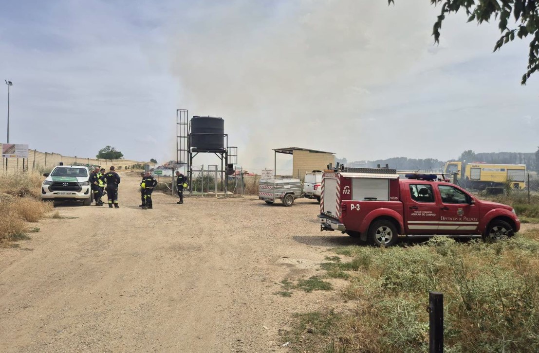 Incendio en el punto limpio de Grijota con bomberos y vehículos de emergencia