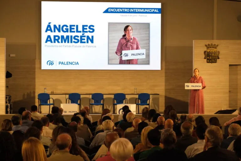 Ángeles Armisén hablando en la reunión intermunicipal del PP en Palencia