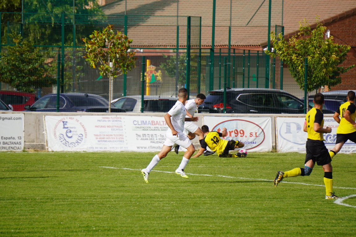 Jugadores de fútbol en acción durante la final del Interpueblos