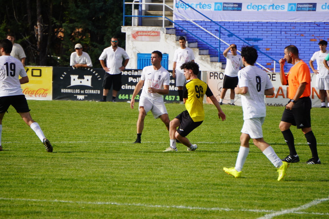 Jugadores de fútbol en acción durante la final del Trofeo Diputación de Fútbol.