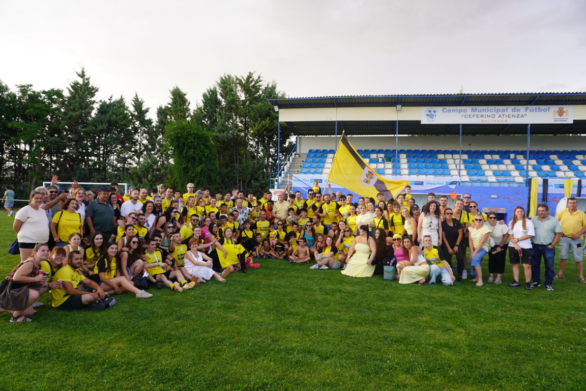 Aficionados del Torquemada celebrando en el campo de fútbol