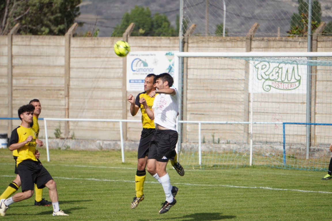 Jugadores de fútbol en un partido emocionante entre Torquemada y San Cebrián.