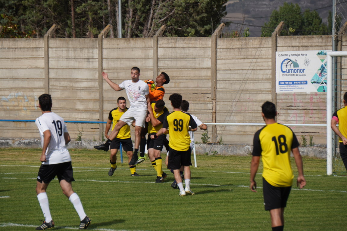 Jugadores de fútbol en acción durante la final del Interpueblos entre Torquemada y San Cebrián.