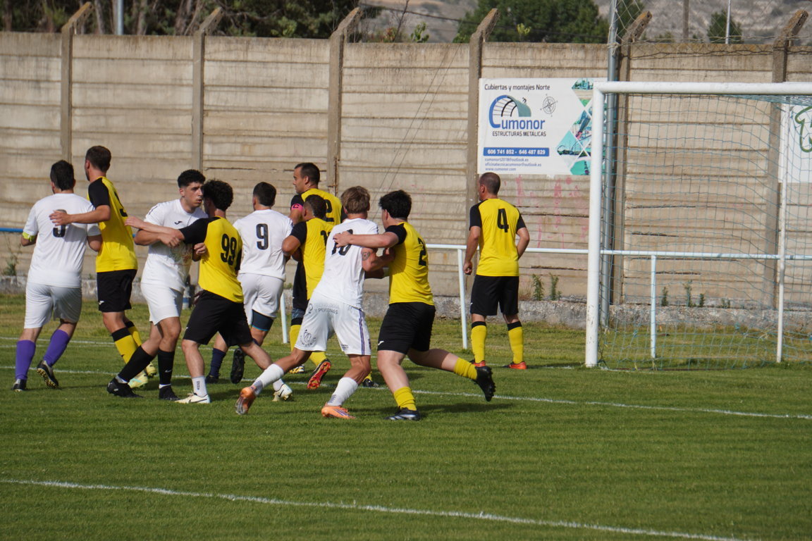 Jugadores del Torquemada y San Cebrián en un momento del partido de fútbol.