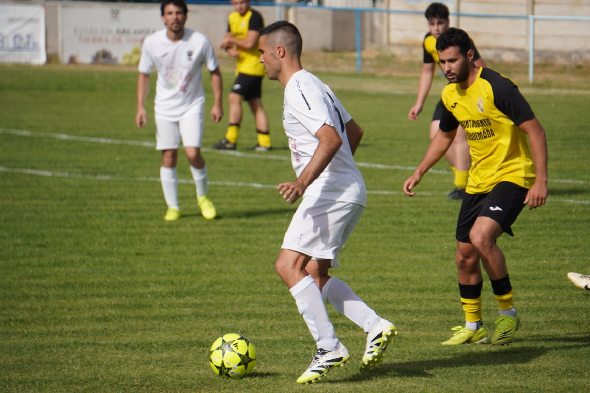 Jugadores del Torquemada y San Cebrián durante un partido de fútbol.