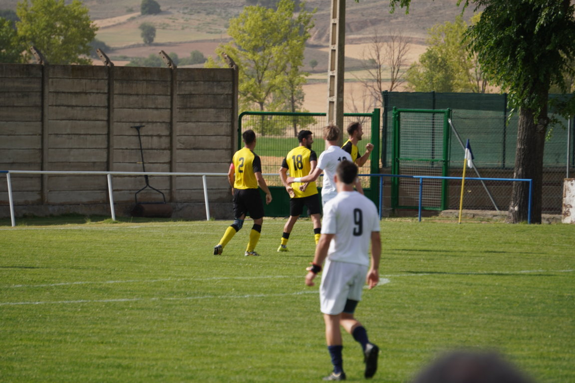 Jugadores del Torquemada celebrando una victoria en el campo de fútbol