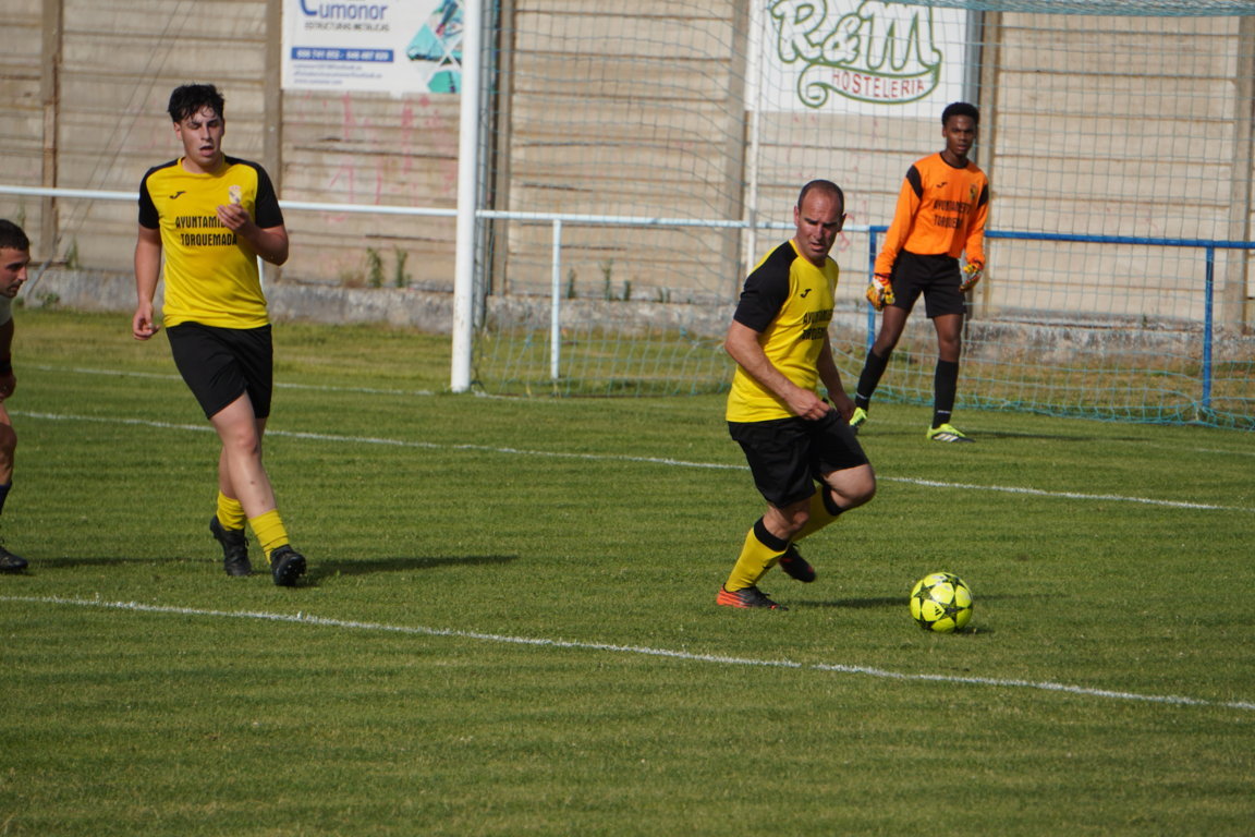 Jugadores del Torquemada en acción durante la final del Interpueblos.