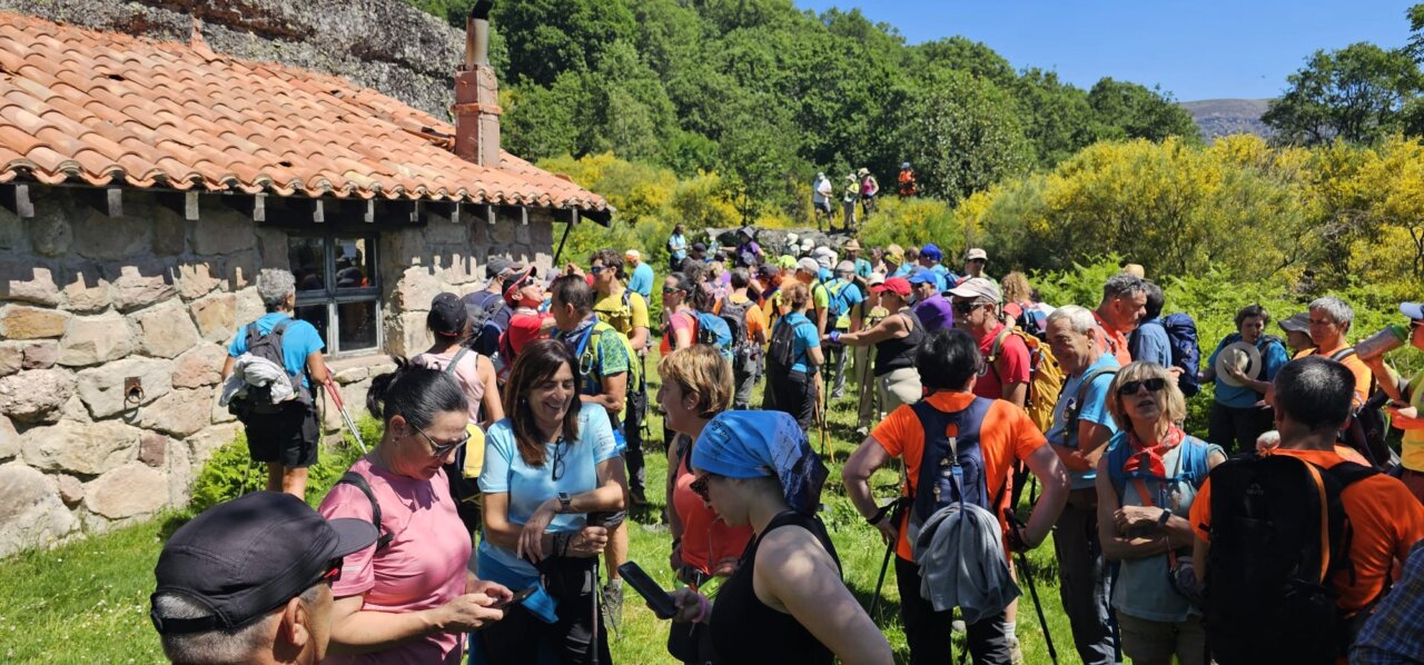 Grupo de senderistas en Barruelo de Santullán durante una jornada de convivencia