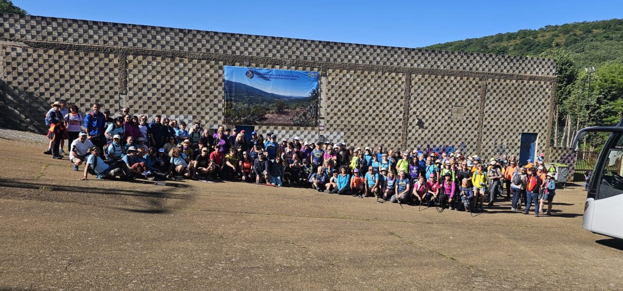 Grupo de senderistas en jornada de convivencia en Barruelo de Santullán