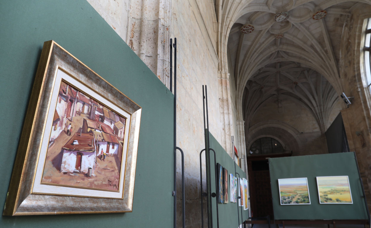 Pintura enmarcada en una exposición de arte en un edificio histórico
