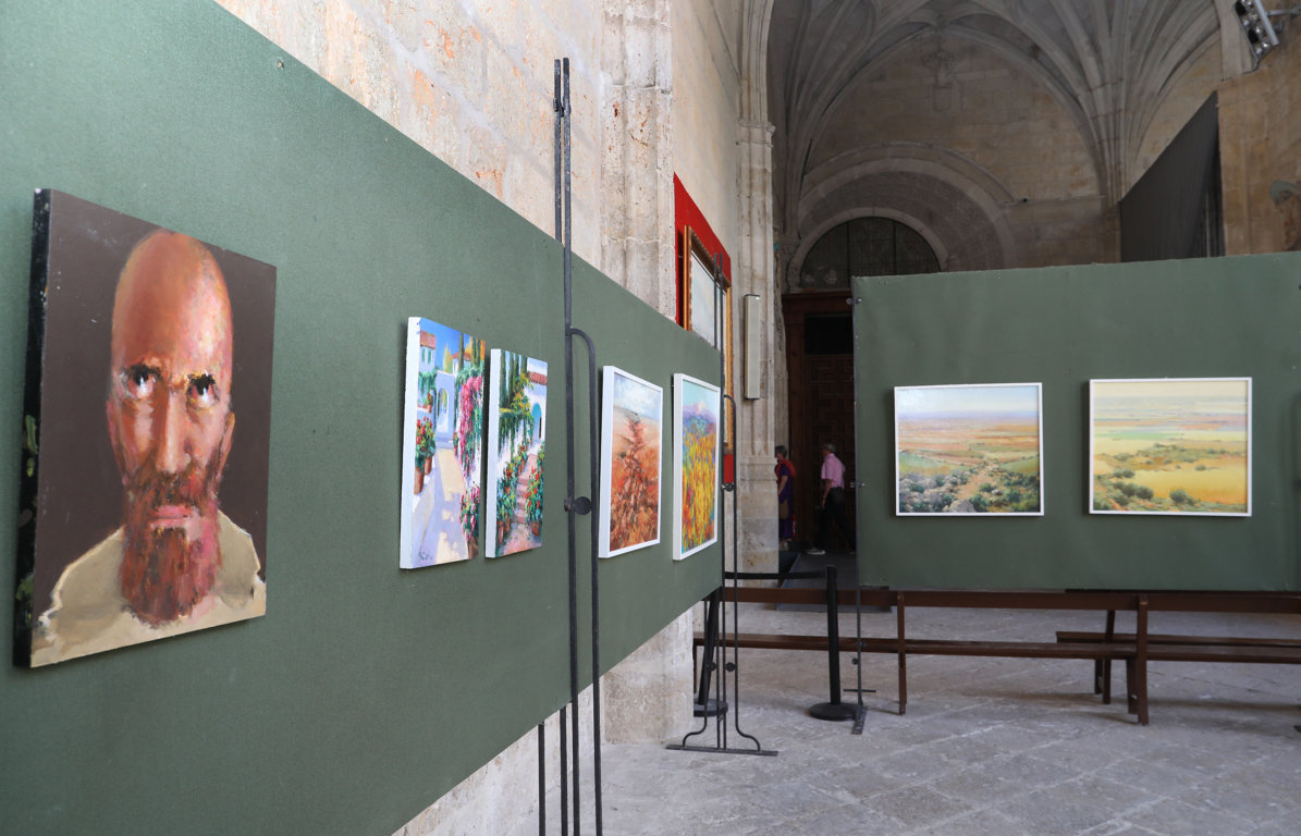 Exposición de pinturas de José María Paniagua en un espacio cultural