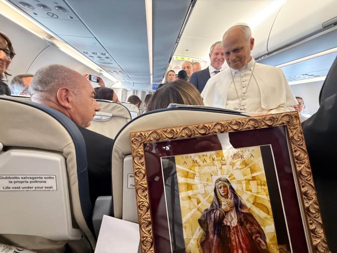 El Papa León XIV recibe un obsequio durante el vuelo hacia Madrid