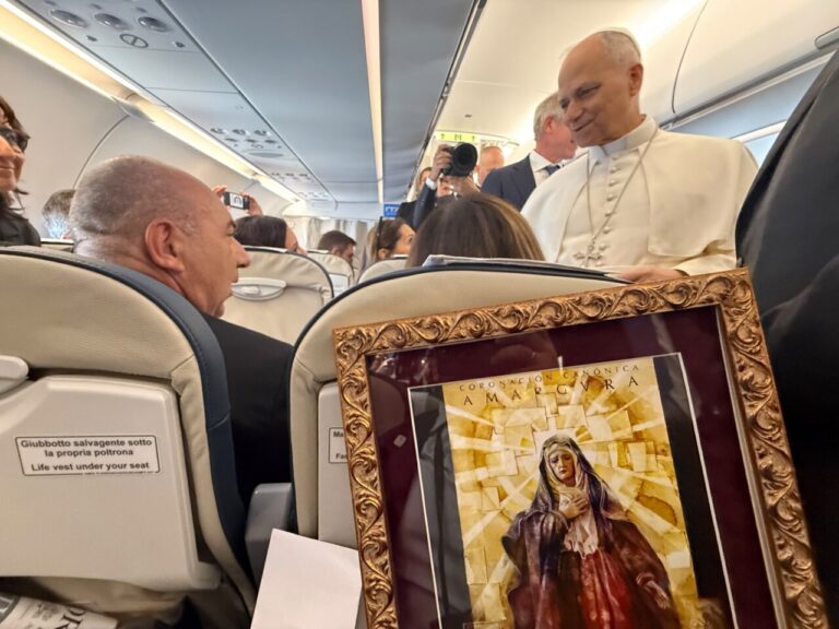 El Papa León XIV recibiendo un obsequio en un vuelo papal