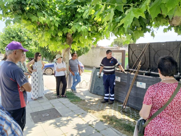 Grupo de personas observando un sistema de gestión de biorresiduos en Magaz de Pisuerga