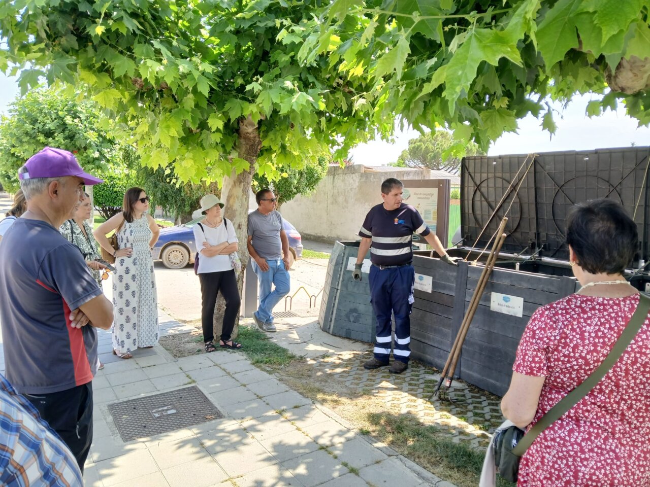Grupo de personas observando un sistema de gestión de biorresiduos en Magaz de Pisuerga