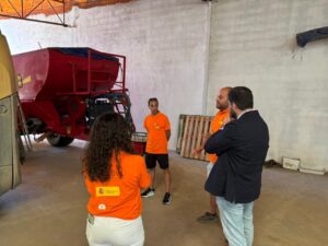 Visita a una explotación agrícola en Calzada de los Molinos con jóvenes agricultores.