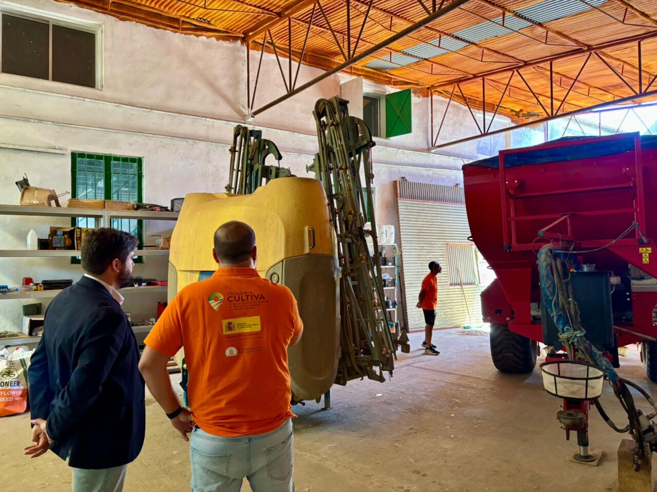 Visita a una explotación agrícola en Calzada de los Molinos con maquinaria moderna