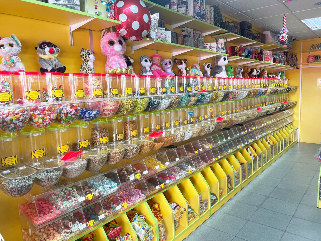 Interior de Mundi Dulce con variedad de dulces y juguetes de peluche