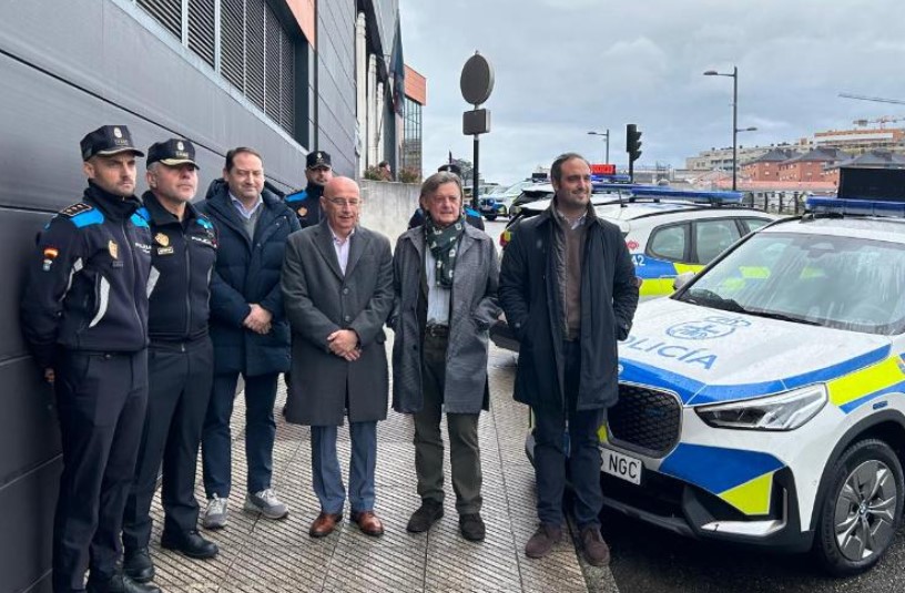 Presentación de nuevos coches de la Policía Local de Palencia con funcionarios