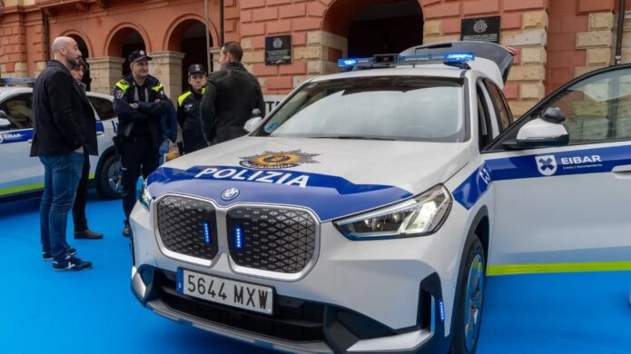 Coche de policía local de Palencia en un evento con agentes