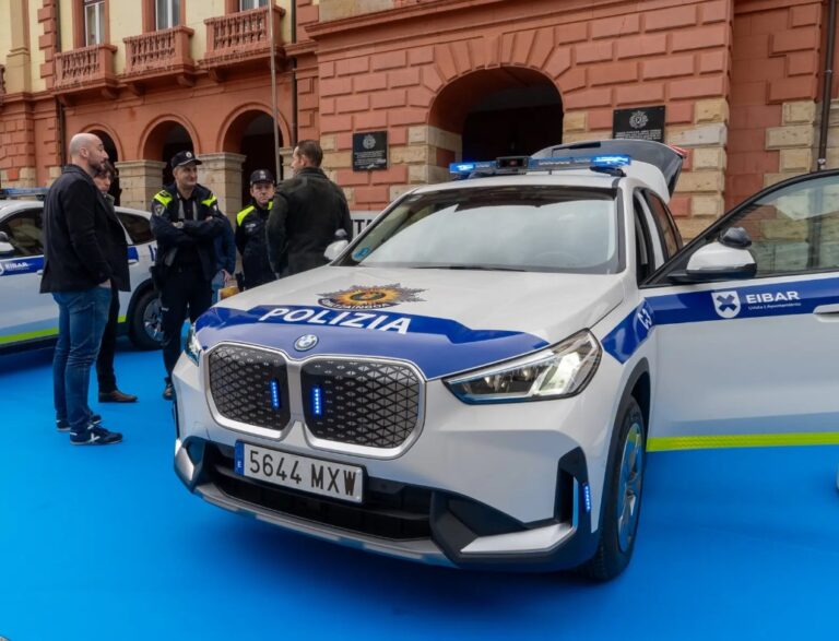 Coche de policía local de Palencia en un evento con agentes