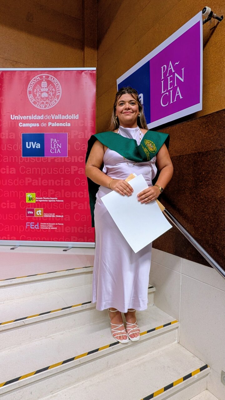 Estudiante graduada en Relaciones Laborales en Palencia con banda y diploma