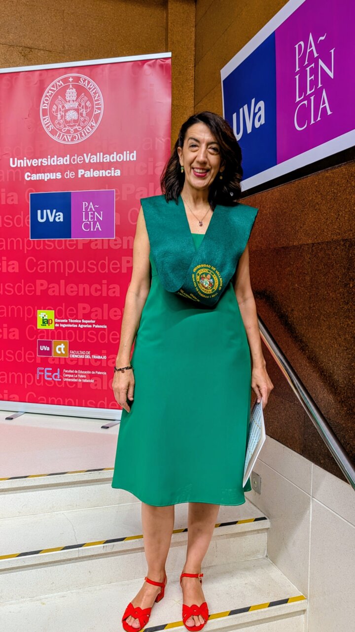 Mujer graduada en relaciones laborales en Palencia con banda académica