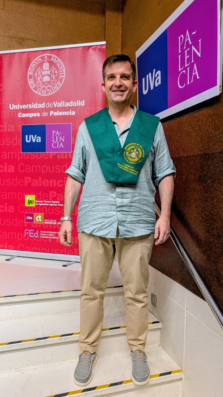 Hombre graduado en Relaciones Laborales en Palencia con banda